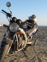 mi moto en la playa