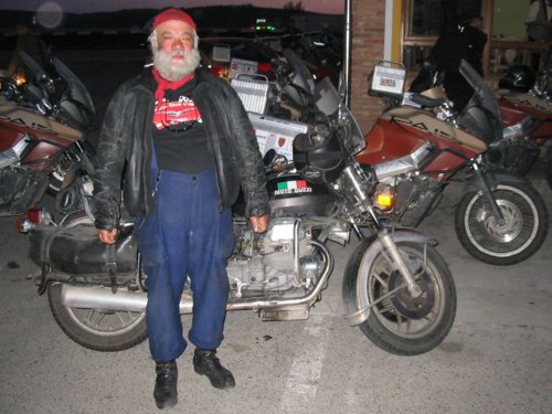 Papa Noel posando para mi cámara delante de su moto
