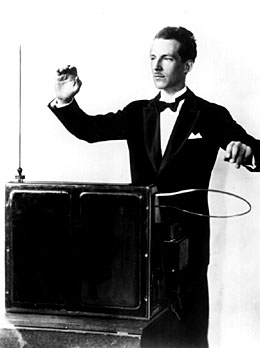 Leon Theremin tocando, es un decir, su theremin